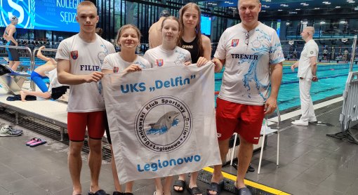 Delfin na zawodach pływackich w Warszawie