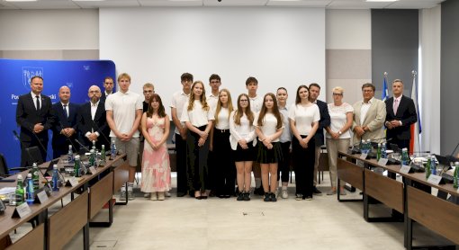 Młodzi wolontariusze wyróżnieni podczas sesji Rady Powiatu w Legionowie