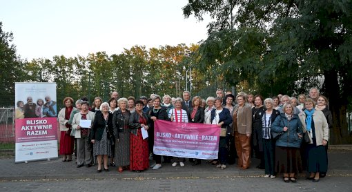 Teatralny wieczór pełen humoru – seniorzy w Kamienicy