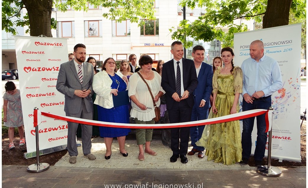 Powiększ obraz:Ławeczka Konopnickiej w Legionowie - Zdjęcie nr16