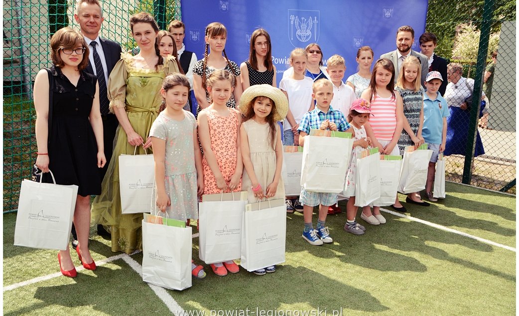 Powiększ obraz:Ławeczka Konopnickiej w Legionowie - Zdjęcie nr25