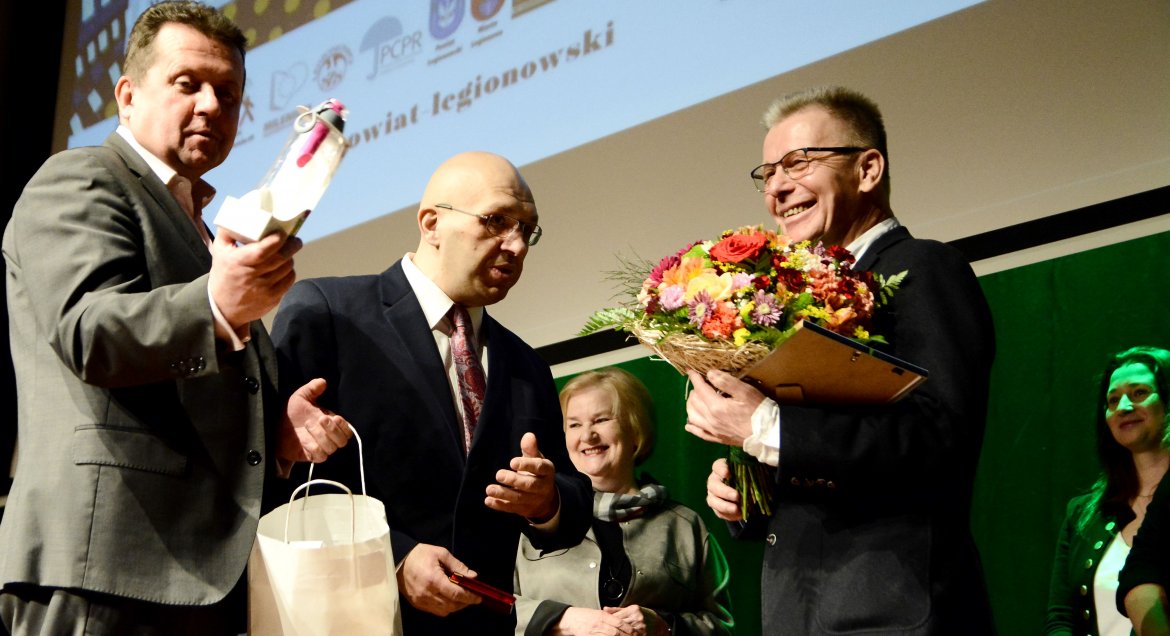 Na zdjęciu prezydent Miasta Legionowo Roman Smogorzewski i członek Zarządu Powiatu Artur Stankiewicz wręcają kwiaty Jerzemu Jastrzębskiemu.