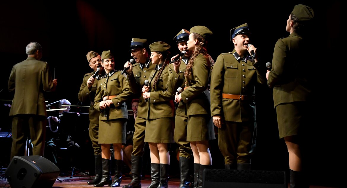 Na zdjęciu widać śpiewających żołnierki i żołnierzy.