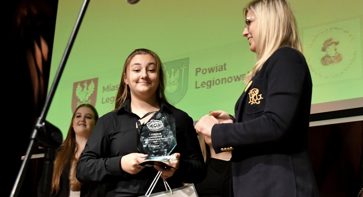 Na zdjęciu jest laureatka trzymająca trofeum zwycięzcy.