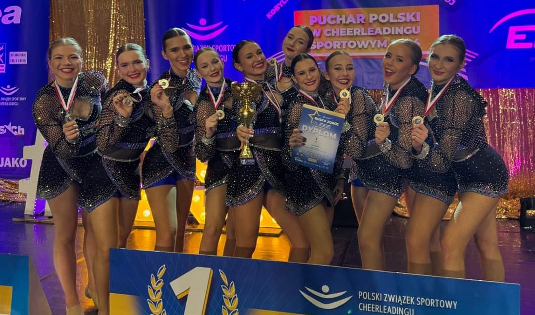 Zdjęcie przedstawia grupę cheerleaderek