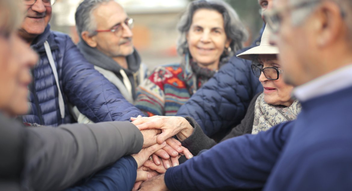 seniorzy trzymający się za ręce