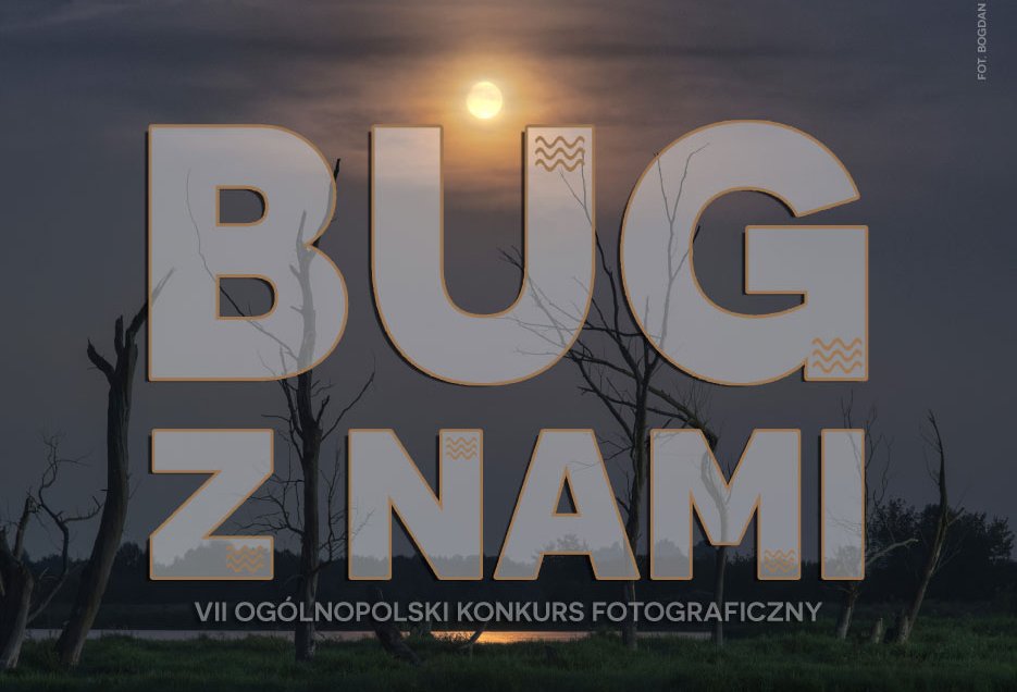 Zdjęcie, widok krajobrazu znad rzeki, a na nim napis: Bug z wami konkurs fotograficzny