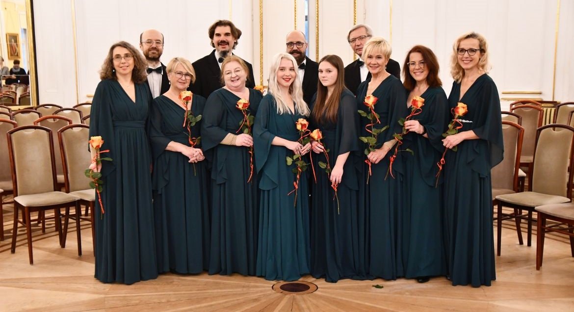 Na zdjciu zespół „Scala Sancta”. Panie w zielonych sukniach, panowie w czarnych garniturach.