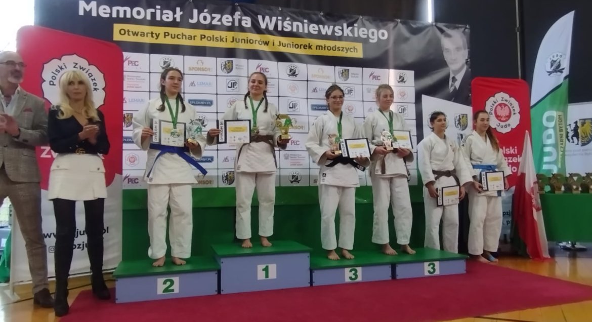 Zdjęcie przedstawia grupę judoczek na podium