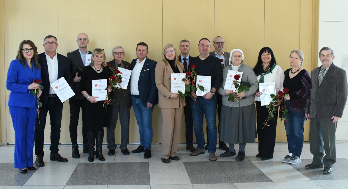 Zdjęcie przedstawia grupę 14 osób, laureatów oraz organizatorów konkursu Odpowiedzialni Społecznie 2024