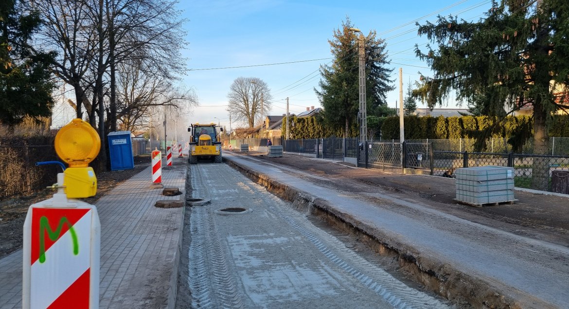 Zdjęcie z placu budowy w Olszewnicy Starej. Remont drogi 1820 W.