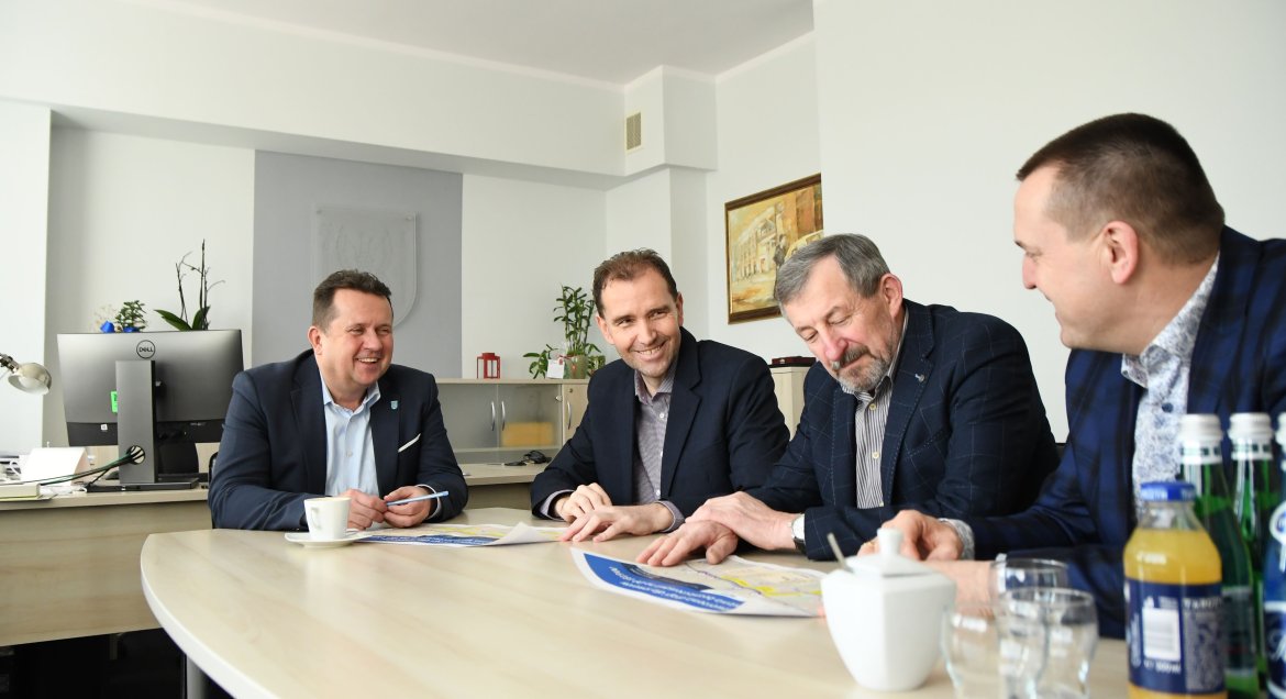 Zdjęcie, mężczyźni siedzący przy stole. Od lewej starosta legionowski Roman Smogorzewski oraz radni powiatowi Mariusz Grzybek, Józef Dziedzic i Adam Nadworski.