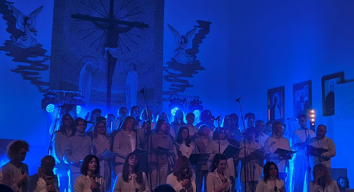 Zdjęcie chóru gospel występującego w Kościele w Stanisławowie Pierwszym.