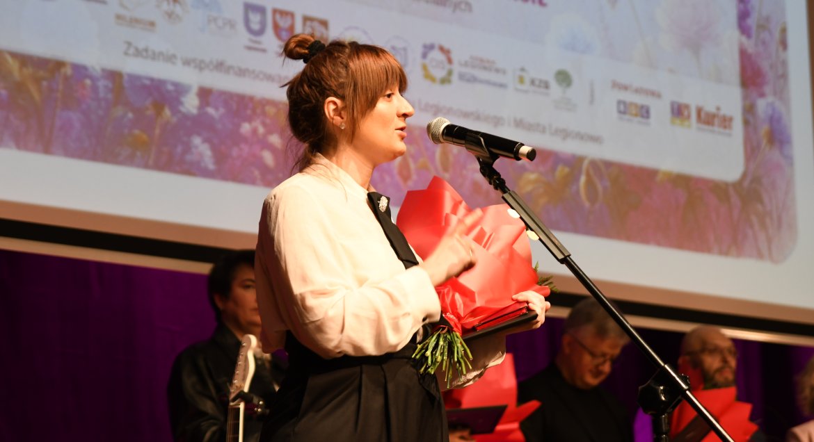 Na zdjęciu Justyna Ubowska-Gendek, laureatka Orderu „Przyjaciel Osób z Niepełnosprawnościami”, podczas wręczania nagrody.