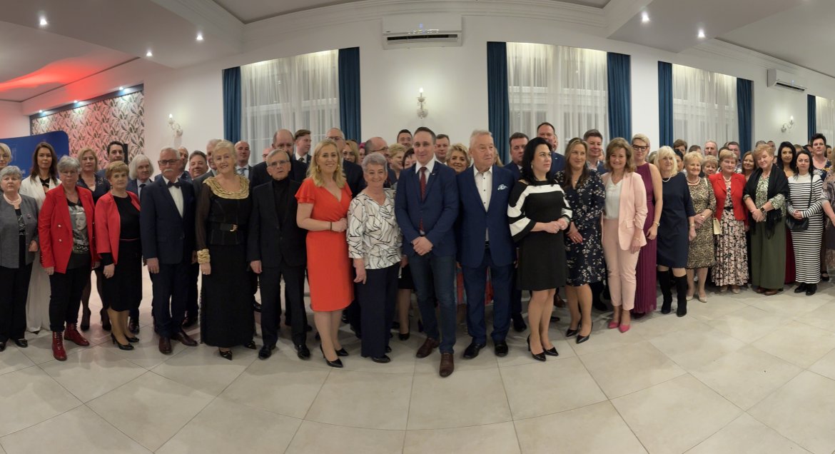 Zdjęcie grupowe sołtysek i sołtysów podczas corocznego zjazdu.