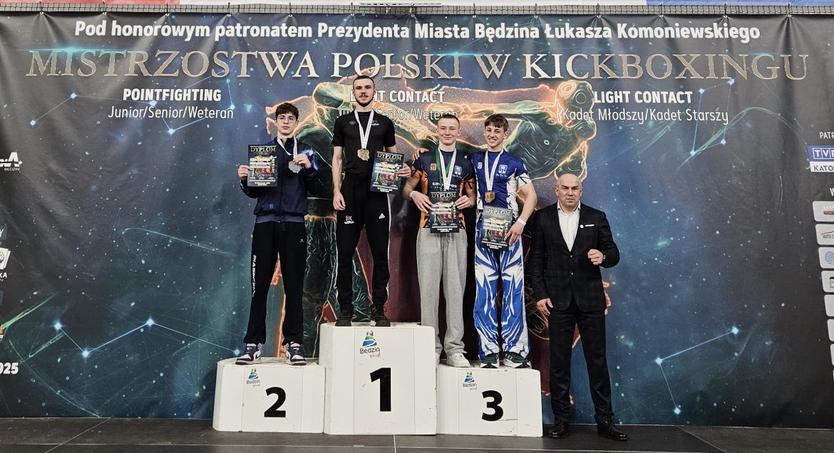 Zawodnicy na podium, z medalami i dyplomamy, z tyłu baner z napisem Mistrzostwa Polski w Kickboxingu