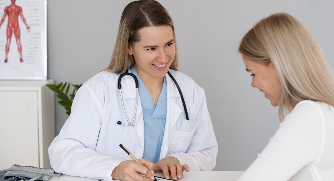 na zdjęciu pani doktor, na przeciwko pacjentka tyłem, siedzą w gabinecie