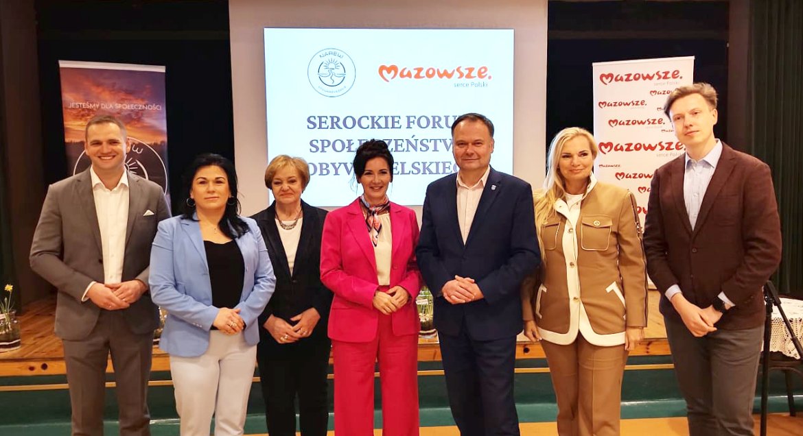 Na zdjęciu uwieczniono uczestników Serockiego Forum Społeczeństwa Obywatelskiego, które odbyło się 5 kwietnia 2025 roku. W centrum fotografii znajdują się przedstawiciele władz samorządowych, organizatorzy oraz zaproszeni goście. W tle widoczna jest prezentacja z nazwą wydarzenia oraz logotypami Województwa Mazowieckiego i Stowarzyszenia NAREW .