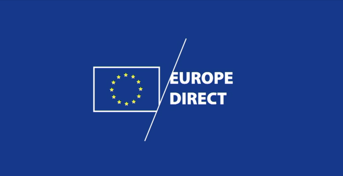 Grafika przedstawia oficjalne logo EUROPE DIRECT na niebieskim tle, charakterystycznym dla Unii Europejskiej. Po lewej stronie znajduje się stylizowana flaga UE z 12 żółtymi gwiazdami ułożonymi w okręgu na granatowym tle, obramowana białym prostokątem. Po prawej stronie, oddzielone białą ukośną linią, widnieje napis EUROPE DIRECT