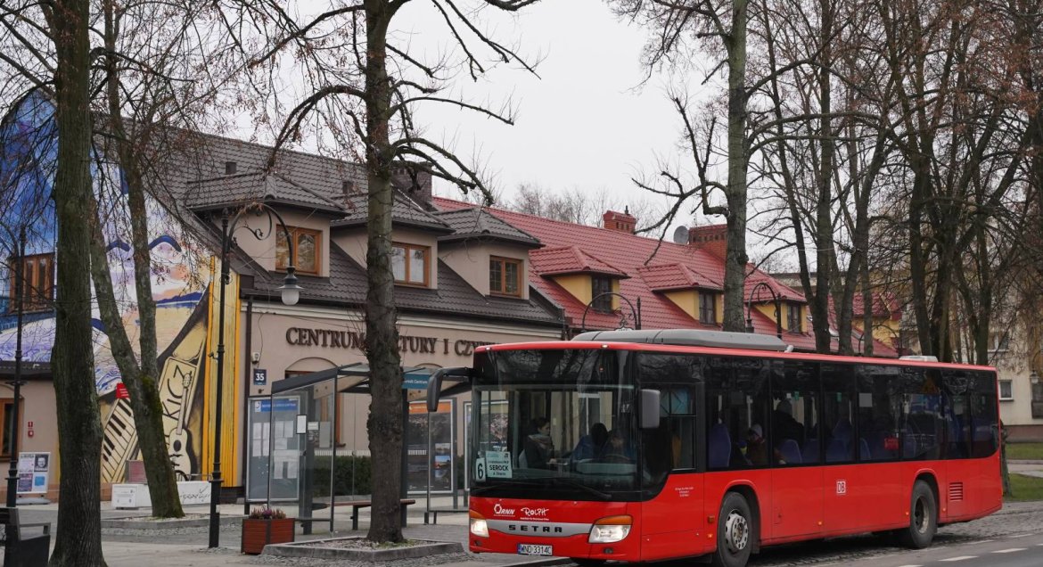 Zdjęcie czerwony autobus stojący na przystanku w centrum Serocka