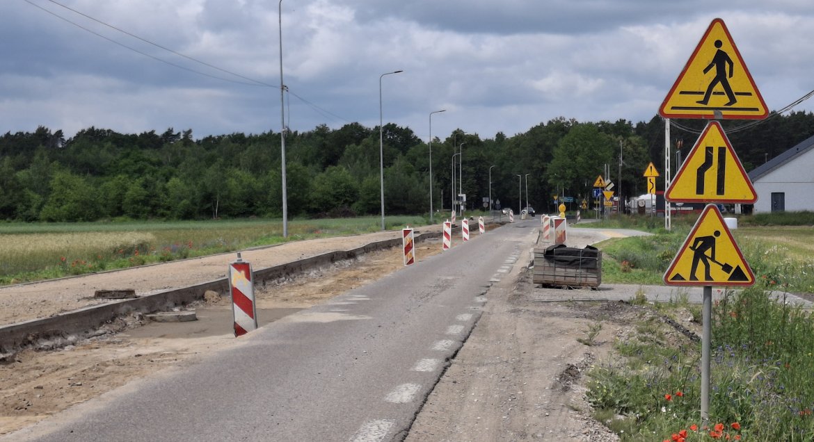 Zdjęcie: prace przy rozbudowie drogi powiatowej nr 1820W, fragment realizacji przy skrzyzowaniu z DW 631 (gmina Wieliszew)