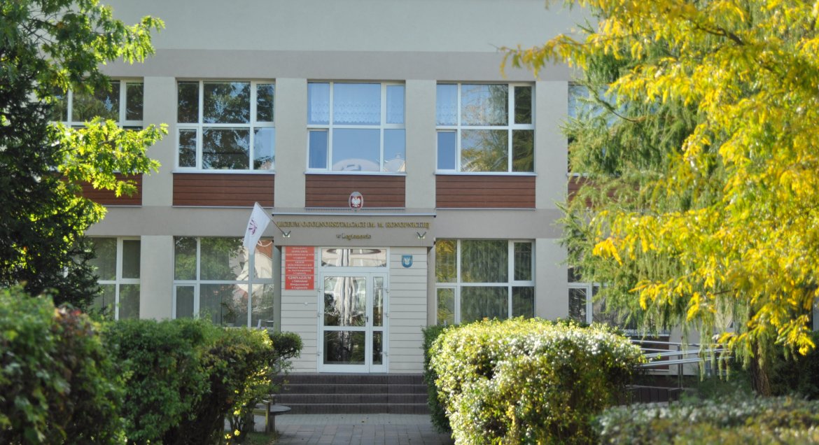 Zdjęcie - wejście do budynku Liceum im. Marii Konopnickiej w Legionowie