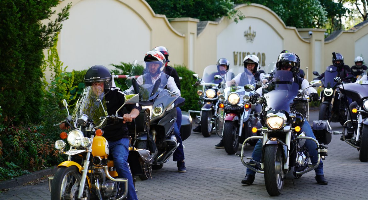Motocykliści jadacy drogą. Fot. CKiCz w Serocku