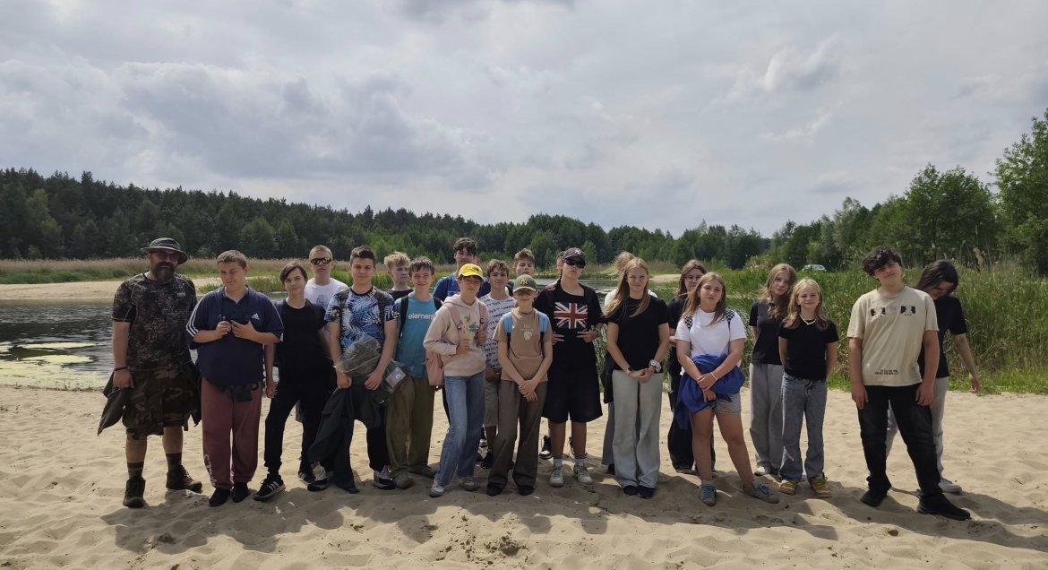 Na zdjęciu uczniowie klasy 7a ze Szkoły Podstawowej im. Bohaterów Bitwy Warszawskiej 1920 roku w Stanisławowie Pierwszym podczas plenerowej lekcji przyrody