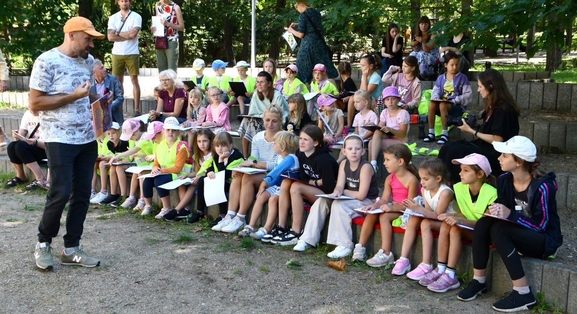 Tak wyglądało ubiegłoroczne „Wędrujące Czytanie”. Najmłodsi mieszkańcy powiatu spotkali się z Tomaszem Samojlikem