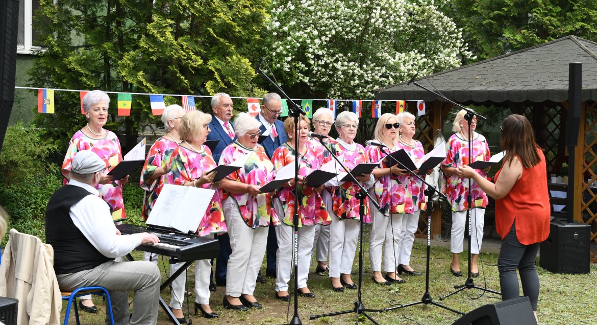 Na zdjęciu zespół „Młodzież 50+” grający podczas wydarzenia w ogrodzie DPS Kombatant.