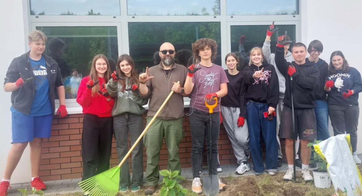 Na zdjęciu uczniowie z Liceum im. Stanisława Lema w Stanisławowie Pierwszym pozuja po wykonaniu prac ogrodowych wokół szkoły