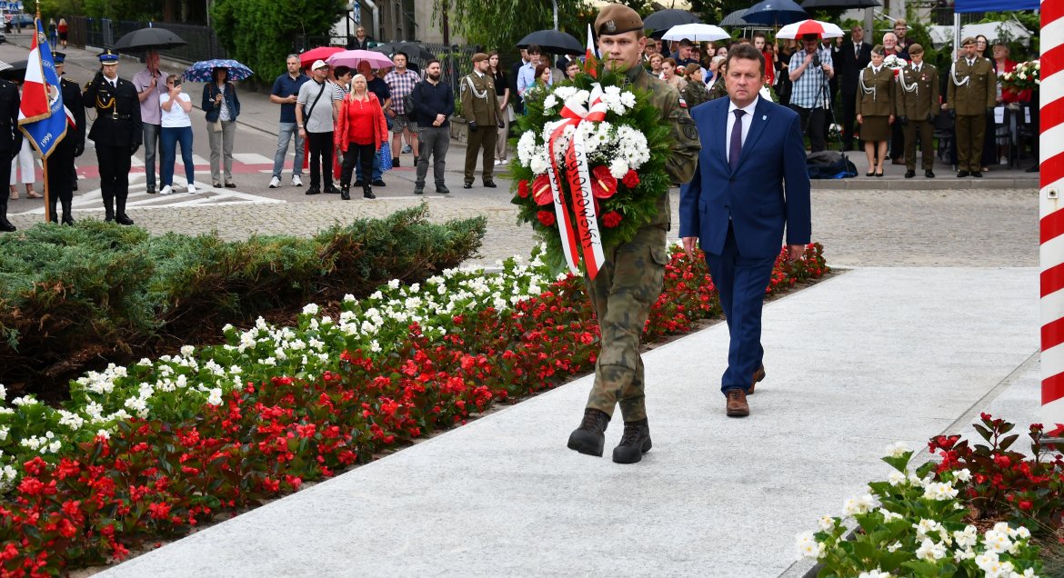 Starosta Legionowski Roman Smogorzewski składa kwiaty pod pominiem Polski Walczącej w Legionowie