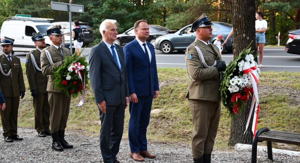 Członek Zarządu Powiatu Marcin Fabisiak oraz radny Rady Powiatu skłądają kwiaty w Wólce Radzymińskiej