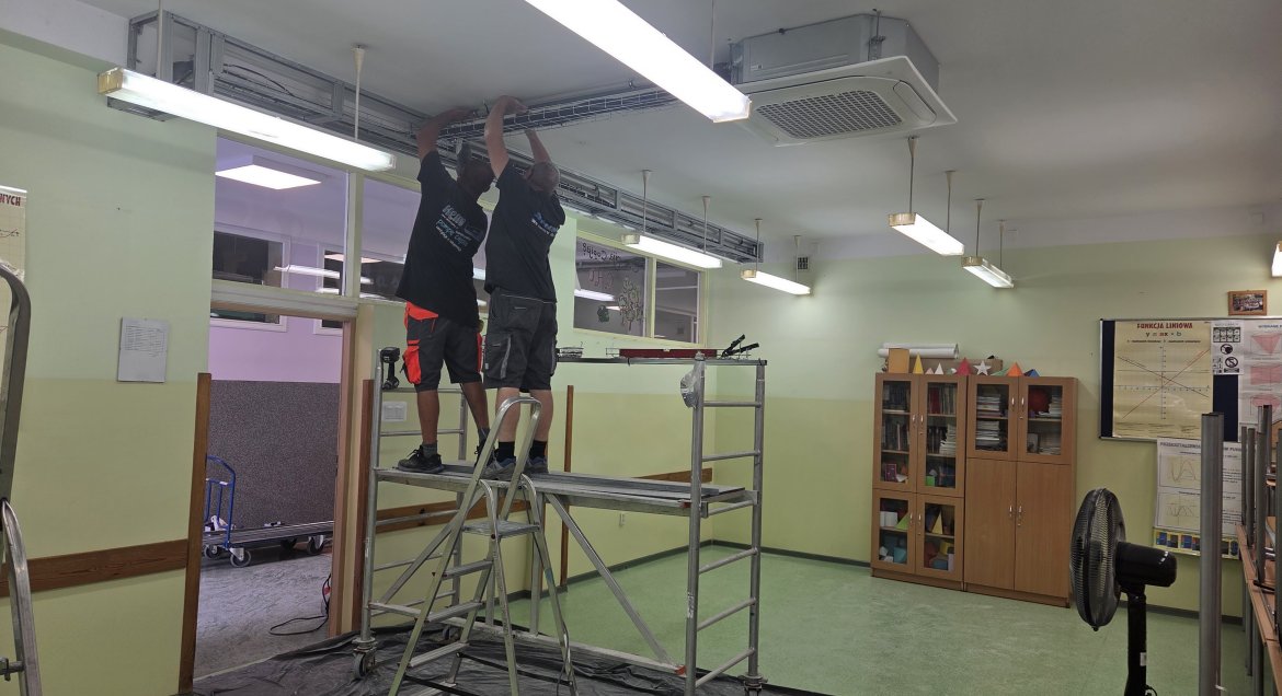 Prace remontowe na korytarzu w Liceum Ogólnokształcącym im. Marii Konopnickiej w Legionowie.