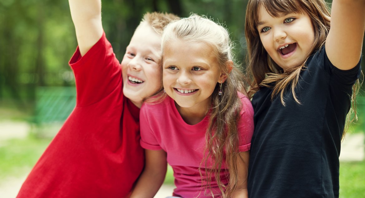 Zdjęcie trojga usmiechniętych dzieci. fot. Freepik.com