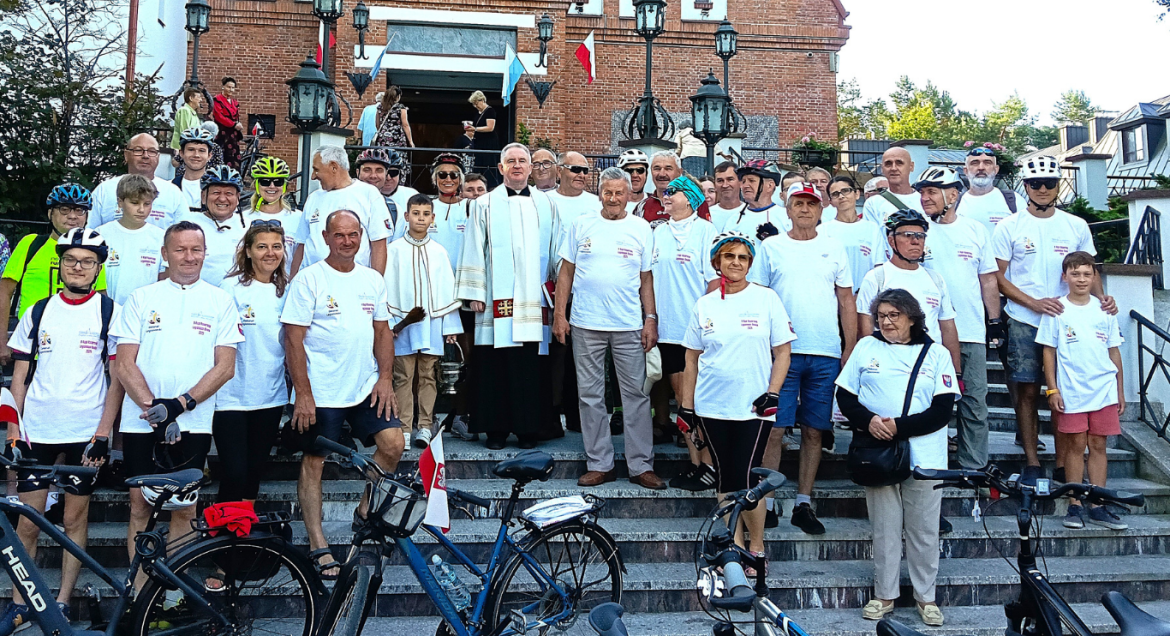 Na zdjęciu widnieje grupa rowerzystów z Legionowa, która po raz kolejny wyruszyła spod kościoła Najświętszego Ciała i Krwi Chrystusa w Legionowie i udała się do Ossowa