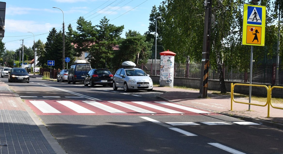 Zdjęcie przedstawia przejście dla pieszych przy Szkole Podstawowej nr 4 w Legionowie, przed modernizacją.