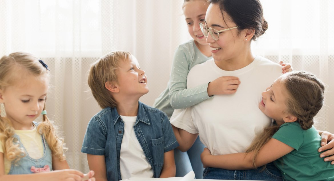 Dzieci przytulają nauczycielkę