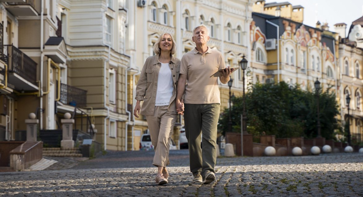 Zdjęcie - widok-z-przodu-starszej-pary-na-spacerze-po-miescie. Fot. www.freepik.com