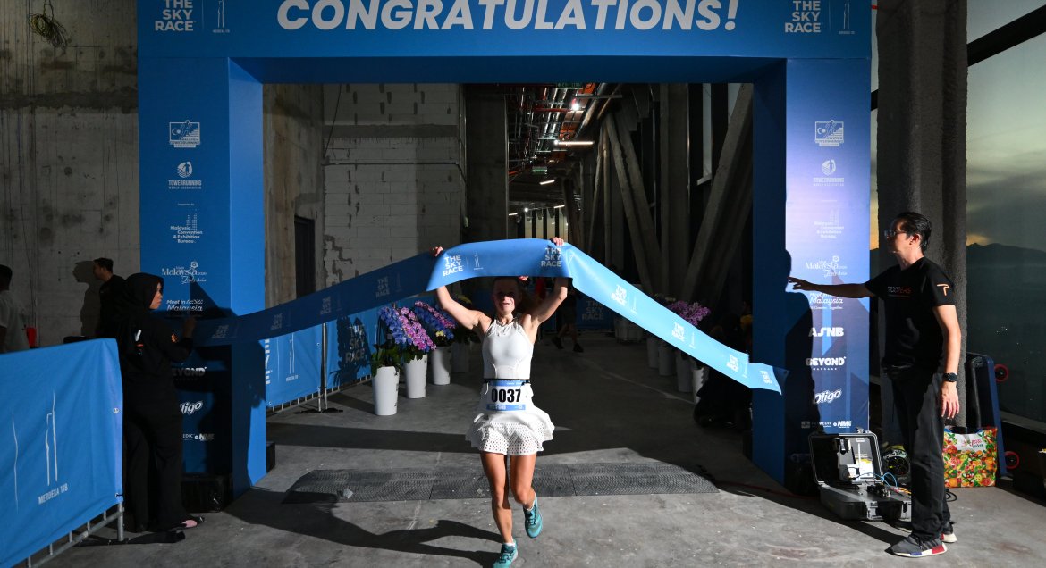 Klaudia wbiegająca na mece, przerywająca wstęgę zwycięzcy