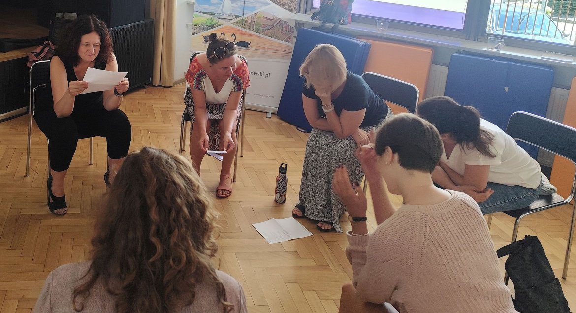 Na zdjęciu kobiety siedzące w okręgu