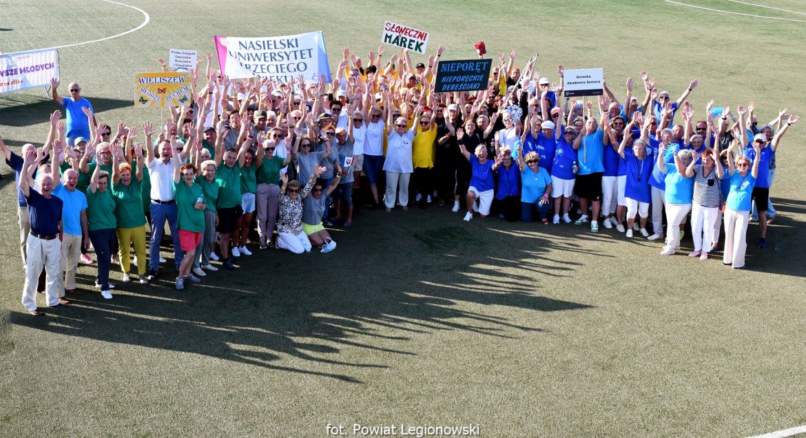 Zdjęcie grupowe uczestników na boisku