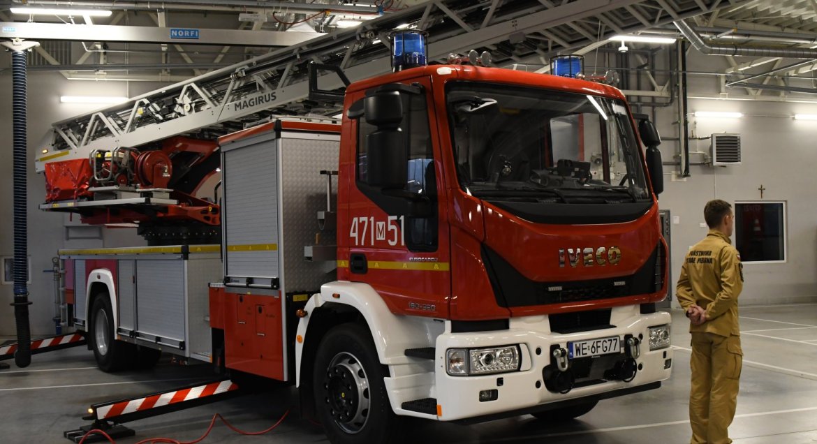 na zdjęciu wóz strażacki