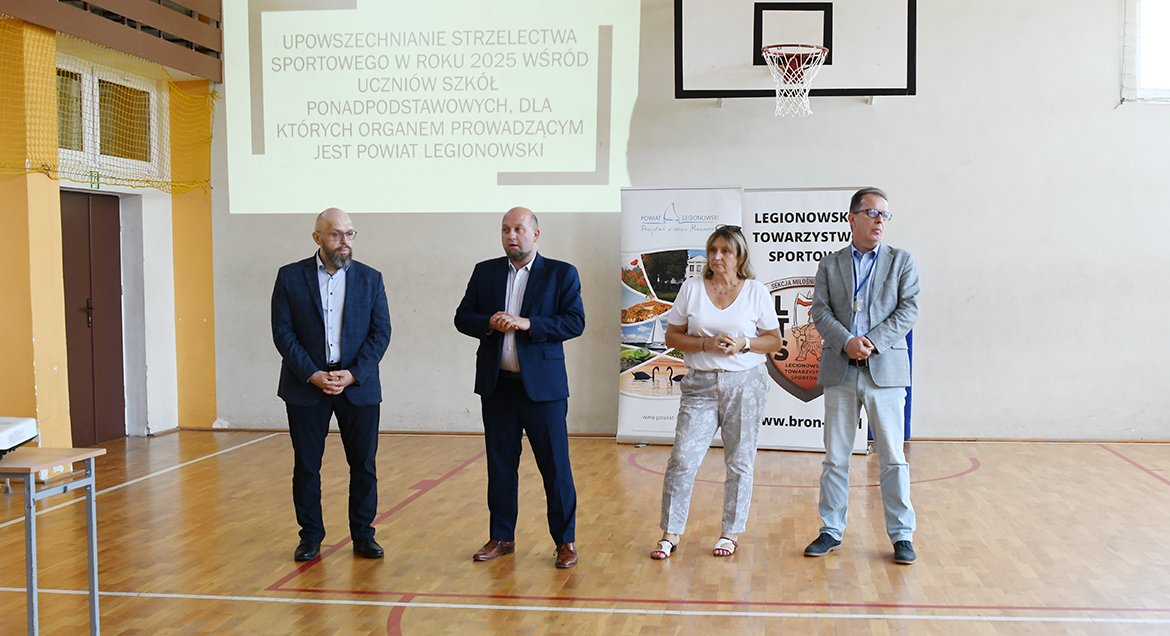 Na zdjęciu wykonanym na sali gomnastycznej stoją od lewej: członek Zarządu Powiatu Artur Stankieriwcz, wicestarosta legionowski Konrad Michalski. naczelkik wydziału edukacji Starostwa Powiatowego Beata Doroś-Woxniak oraz dyrektor LO im. M. Konopnickiej Mariusz Suwiński.
