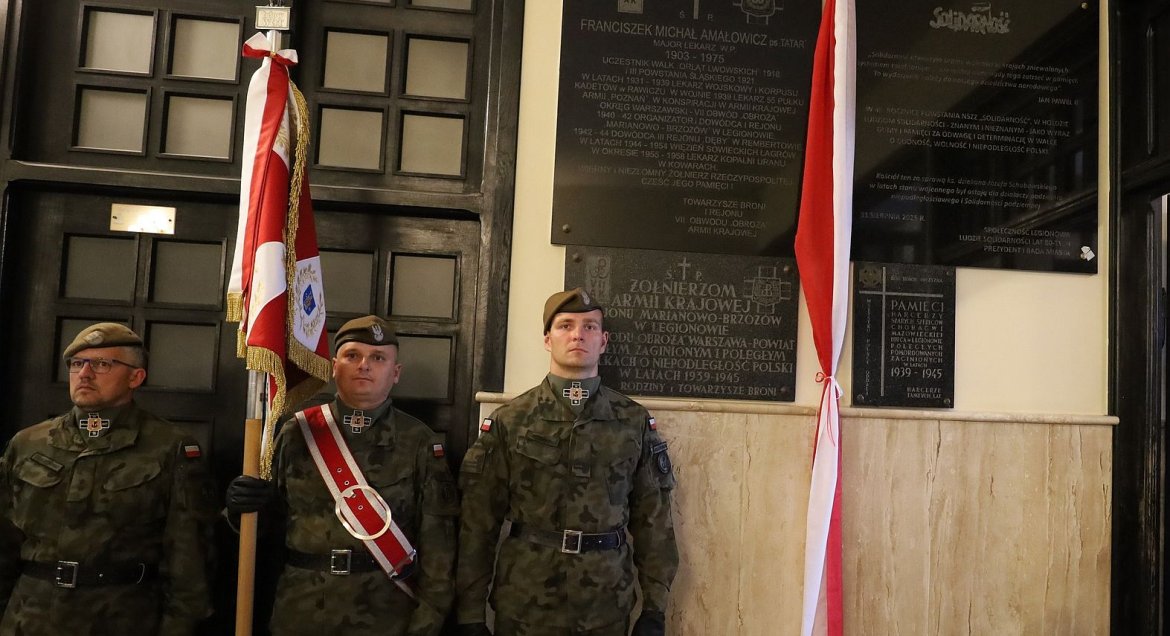 Na zdjęciu trzyosobowy poczet sztandarowy oraz odsłonięta tablica w hołdzie ludziom "Solidarności"