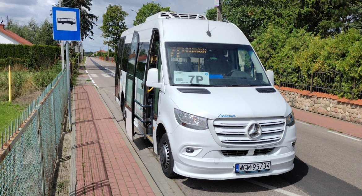 Biały bus linii 7P na przystanku