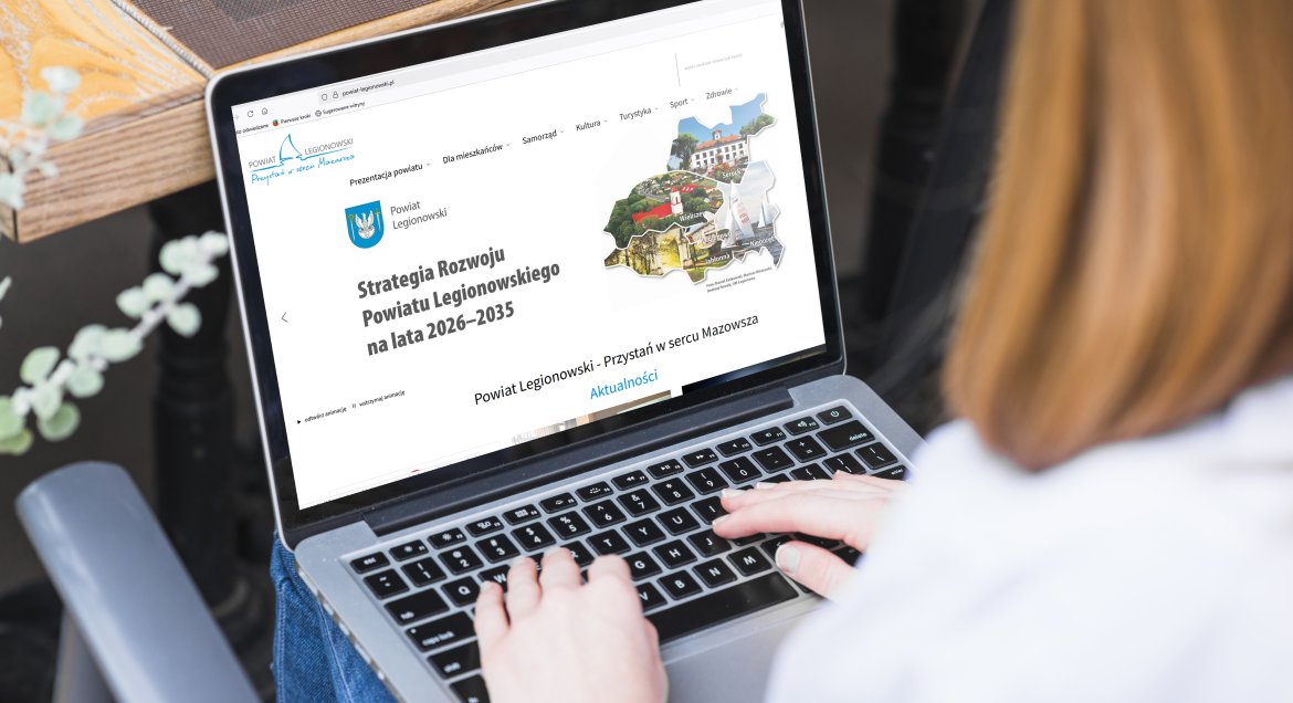 Zdjęcie - widok od tyłu na osobę przacującana lapotopie,m urzedzenie leży na kolanach.