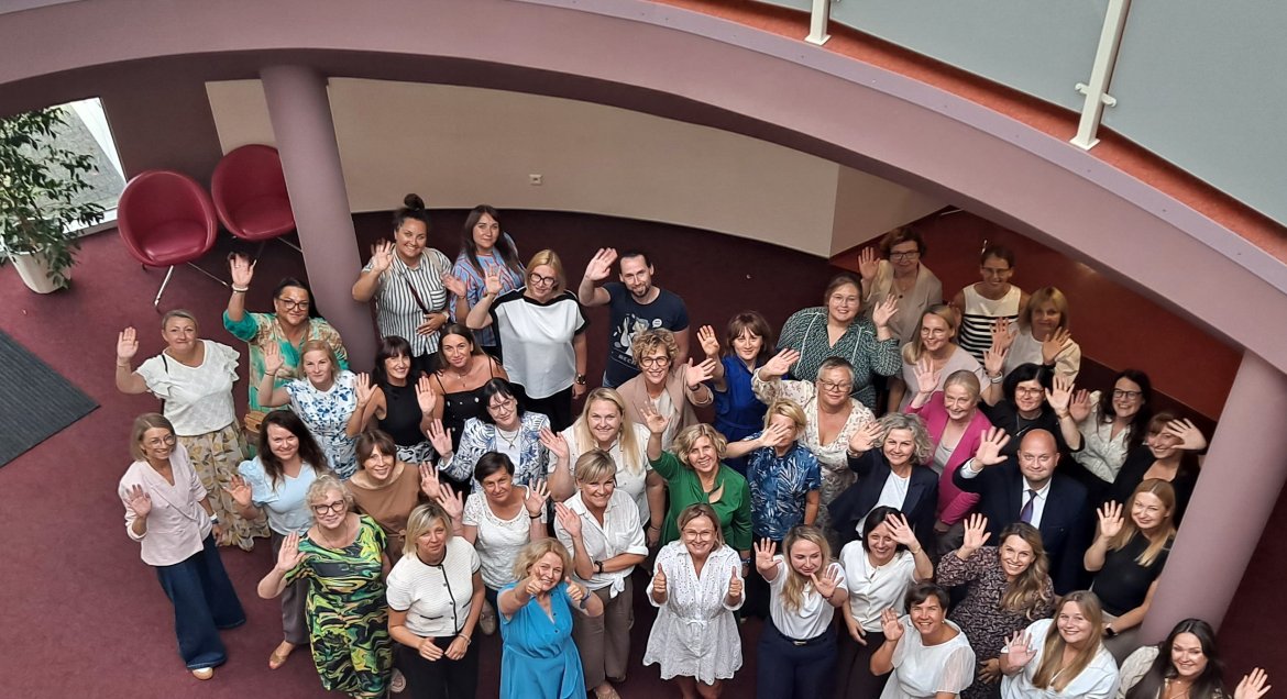 Zdjęcie grupowe, widok z góry na uczestników spotkania w w siedzibie IWRD w Gdańsku.