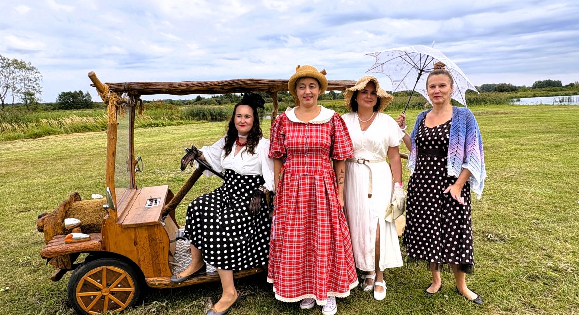 Na zdjęciu kobiety w strojach z okresu międzywojennej Warszawy