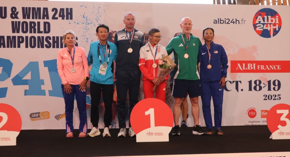 Na zdjęciu patrycja Bereznowska z innymi uczestnikami zawodów na podium